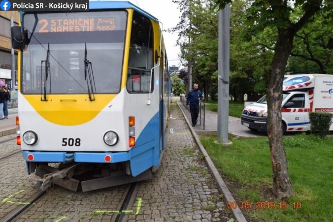 Foto: Dôchodca vbehol na električkovú trať, zraneniam v nemocnici podľahol