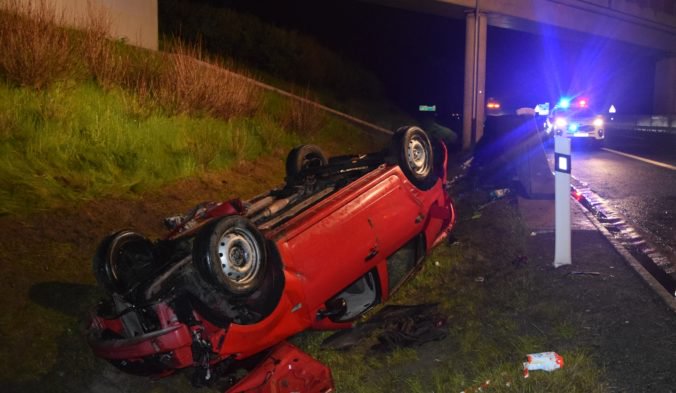 Foto: Vodič narazil do betónového zvodidla na D1 a skončil v priekope, spolujazdec nehodu neprežil