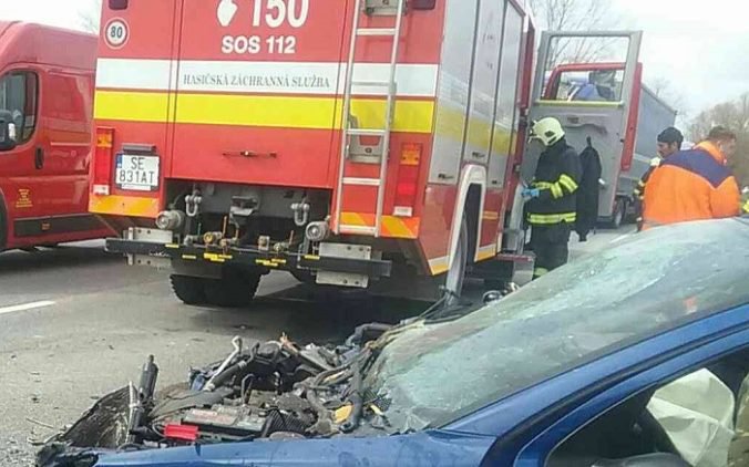 Nehoda na diaľnici pri Poprade si vyžiadala jednu obeť, na mieste zasahovali aj hasiči