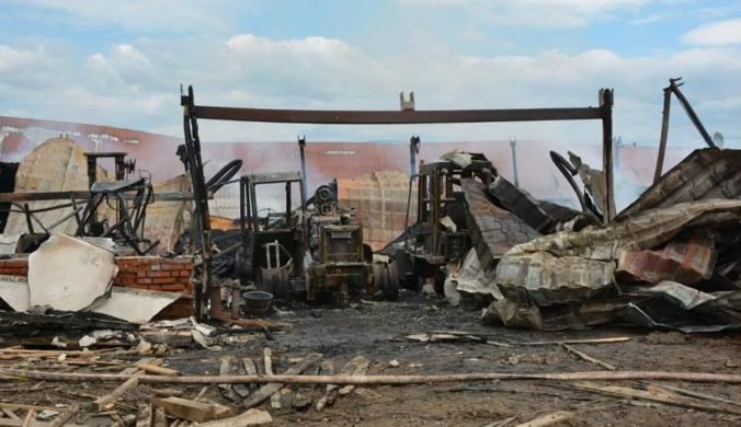 Foto: Hasiči zasahovali pri požiari skladu v Šebastovciach, škody počítajú v státisícoch eur
