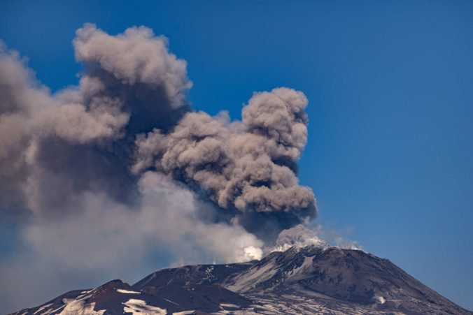 Video: Sopka Etna opäť chrlí lávu, erupcie sa odohrávajú na jej vrchole