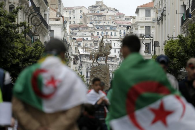 Alžírsko zrušilo júlové prezidentské voľby, ústavná rada odmietla oboch kandidátov
