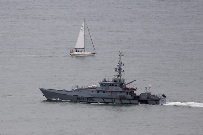 Britská pohraničná stráž zadržala desiatky migrantov plaviacich sa v člnoch na ostrovy