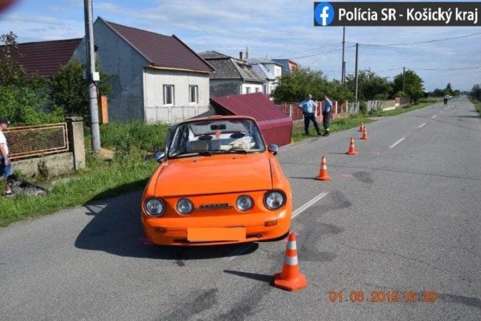Foto: Auto v okrese Michalovce narazilo do autobusovej zastávky, 18-ročný vodič zranil tri osoby