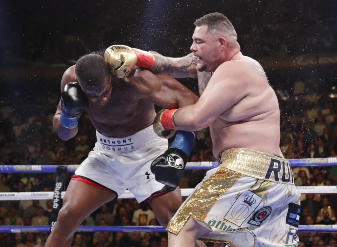 Ruiz vyrobil senzáciu v ťažkej váhe, nezdolaný Joshua dostal technický knockout
