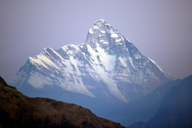 Skupina horolezcov sa stratila na vrchu Nandádéví v Himalájach, hľadajú ich vrtuľníky