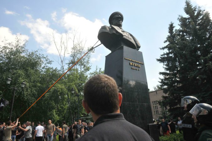 Video: Demonštranti na Ukrajine strhli bustu sovietskeho maršala Žukova