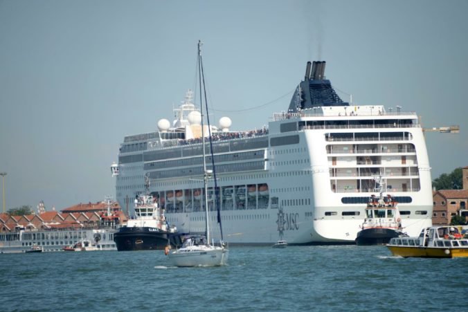 Video: Obrovská výletná loď šokovala ľudí v Benátkach, vrazila do móla a menšej lode