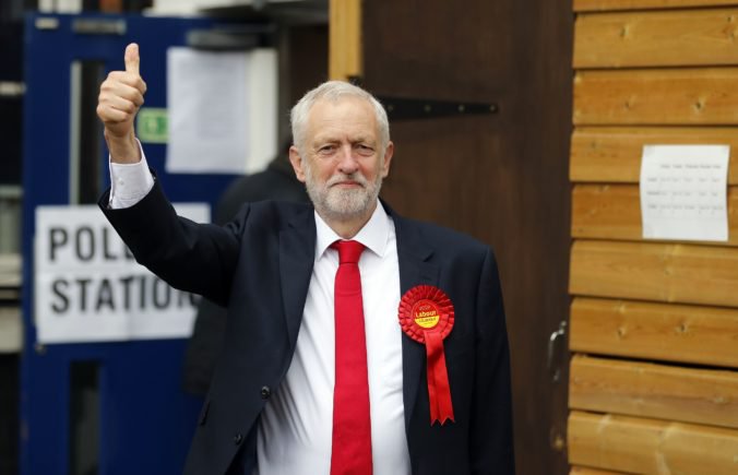 Corbyn odmietol účasť na večeri s Trumpom a počas jeho rokovania s Mayovou bude protestovať