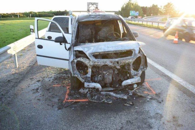Foto: Opitá vodička na R1 zozadu narazila do Volkswagenu, Opel začal po nehode horieť