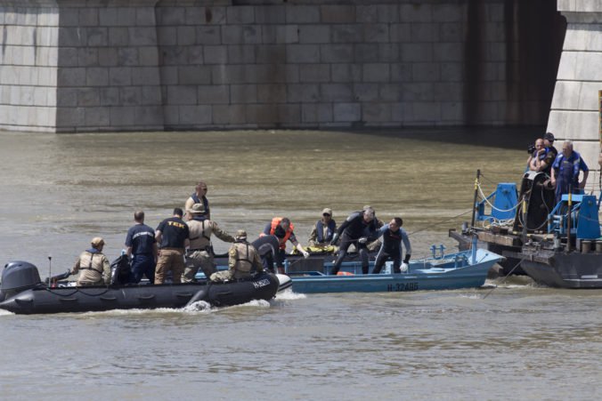 K potopenej výletnej lodi na Dunaji sa vydali potápači, chcú nájsť ďalšie obete