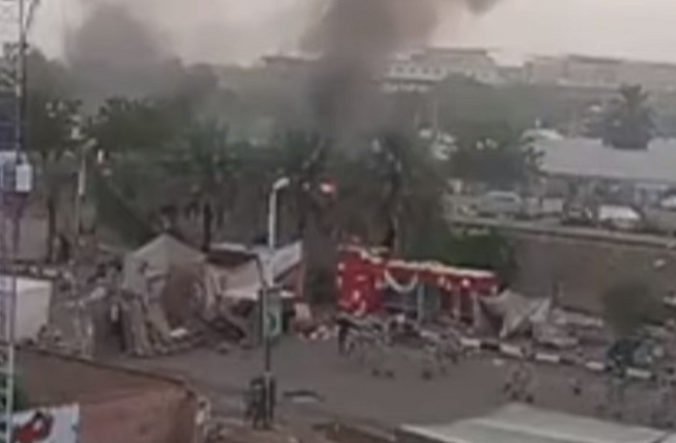 Video: Armáda v Sudáne obkľúčila tábor demonštrantov žiadajúcich civilnú vládu a začala strieľať