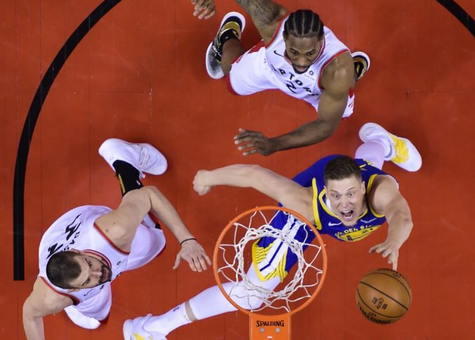 Video: Stav finále NBA je vyrovnaný, druhý zápas vyhrali Warriors aj vďaka šnúre 18:0 v tretej štvrtine