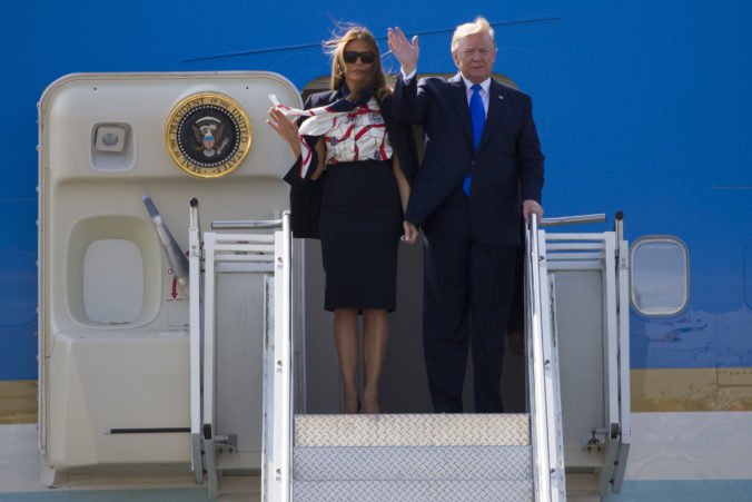 Video: Trump pricestoval do Londýna na štátnu návštevu, stretne s kráľovskou rodinou aj Mayovou