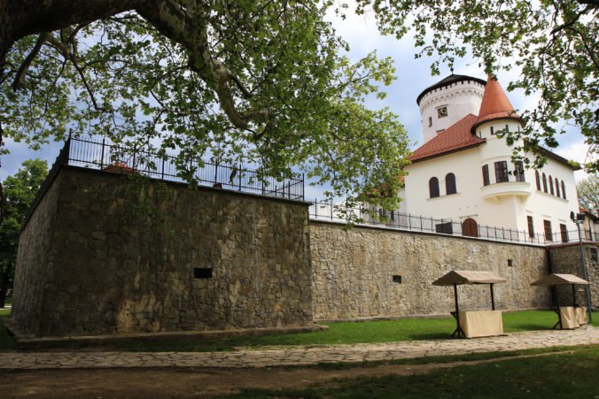 Žilinský kraj pokračuje v rekonštrukcii Budatínskeho hradu, obnovili druhé podlažie aj časť fasády