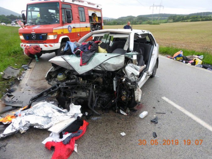 Foto: Mladá vodička na Fabii sa čelne zrazila s Volkswagenom, zasahovali aj leteckí záchranári