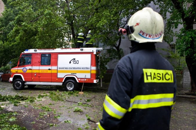 Polyfunkčnú budovu vo Svrčinovci zachvátil požiar, zachránili tri popálené osoby