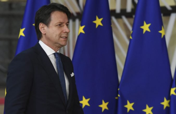 Premiér Conte sa vyhráža demisiou, partnerom adresoval výzvu