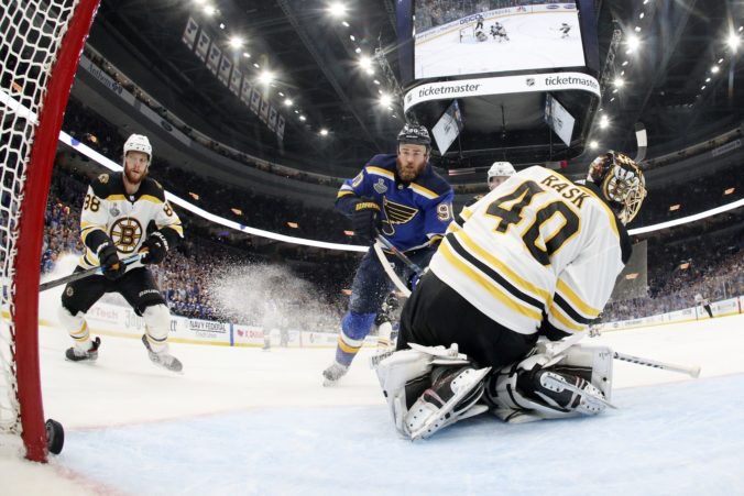 Video: Chárov Boston prehral v St. Louis, finálová séria NHL je po štyroch zápasoch vyrovnaná