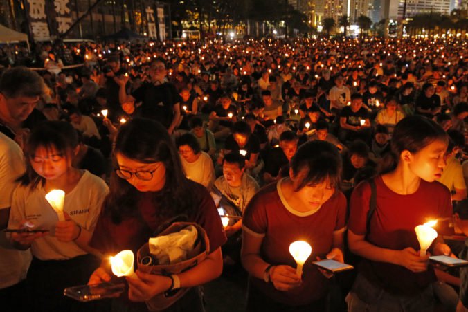 Video: Desaťtisíce ľudí si v Hongkongu pripomenuli výročie masakry na Námestí nebeského pokoja