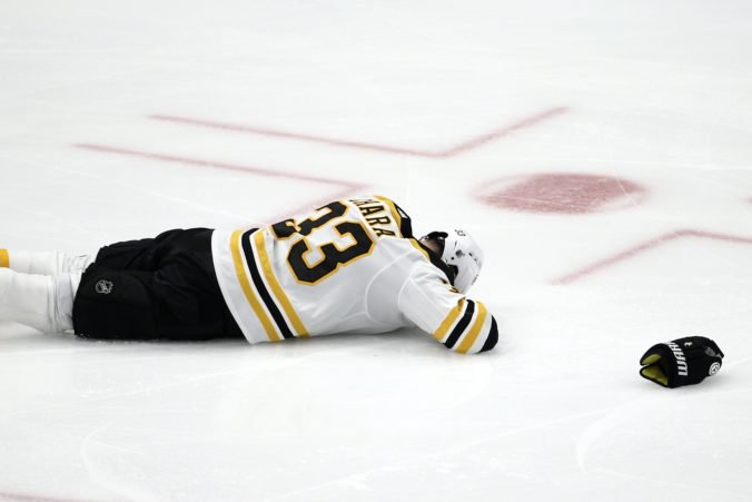 Video+foto: Chára si pripísal asistenciu, ale štvrté finále NHL po zásahu pukom do tváre nedohral