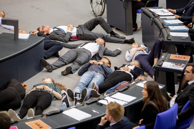 Video: Študenti v nemeckom parlamente hrali mŕtvoly, protestovali proti klimatickej politike