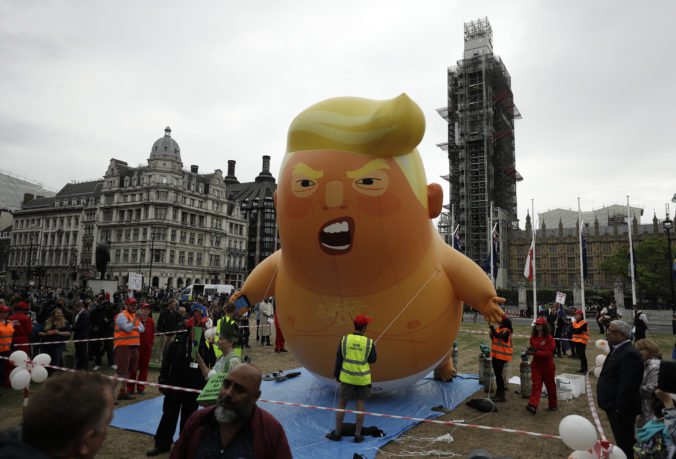 Video: Tisíce ľudí protestovali v uliciach Londýna proti návšteve Trumpa, mali aj veľký balón