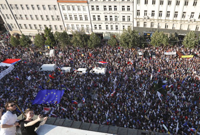Video: Viac ako stotisíc Čechov zaplnilo Václavské námestie, chcú odstúpenie Babiša a Benešovej