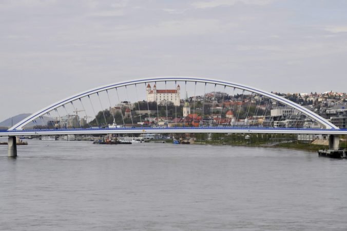 Hasiči zasahovali na Dunaji, do mosta Apollo narazil čln s dvomi osobami