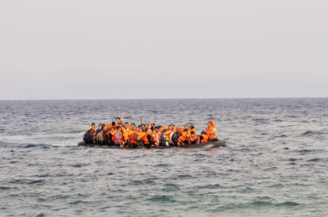 Líbyjská pobrežná stráž zachránila v mori desiatky migrantov smerujúcich do Európy