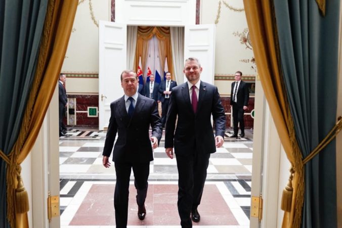 Premiér Pellegrini rokoval s Medvedevom aj o energetike a širokorozchodnej železnici