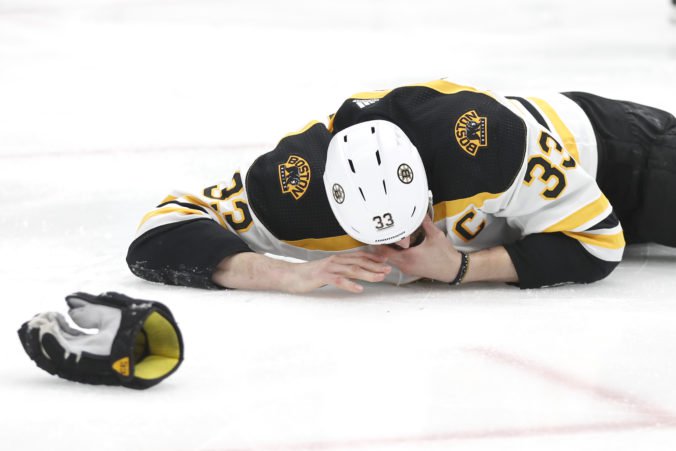 Video: Chára má zlomenú čeľusť, jeho štart v piatom finále NHL je otázny