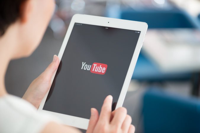 YouTube sprísňuje pravidlá obsahu, zmaže rasistické aj holokaust popierajúce videá