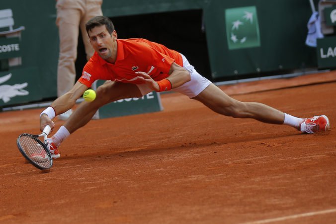 Djokovič zmietol Zvereva z kurtu, do semifinále Roland Garros postúpil aj Thiem cez Chačanova