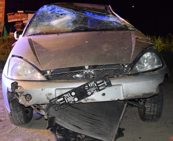 Foto: Mladý vodič Fordu zišiel z cesty a viackrát sa prevrátil, dvaja tínedžeri utrpeli zranenia