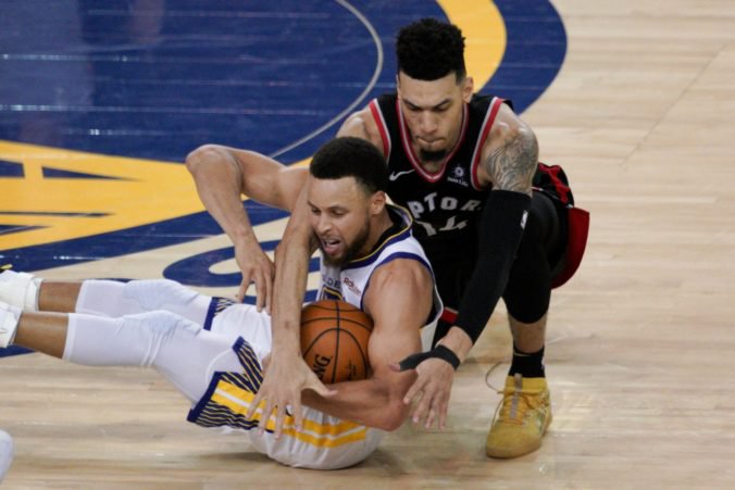 Video: Stephen Curry sa blysol 47 bodmi, ale Warriors v treťom finále NBA doma prehrali