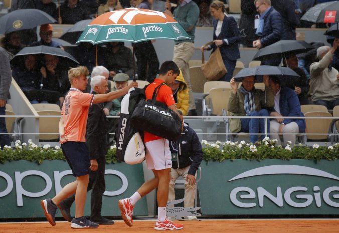 Djokoviča s Thiemom vyhnal z kurtu dážď, zápas semifinále Roland Garros dohrajú o deň