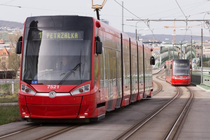 Do Petržalky nepremávajú električky č. 1 a 3, nákladiak strhol trakčné vedenie