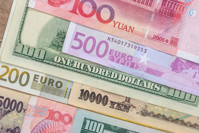 Dolár posilnil oproti japonskému jenu, menový fond zlepšil prognózu americkej ekonomiky