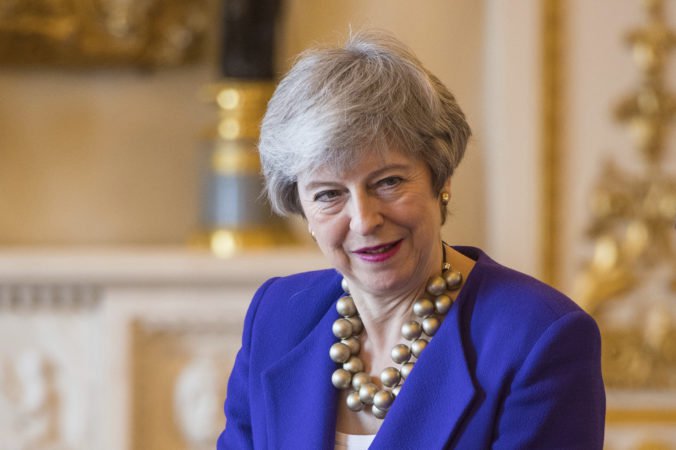 Theresa Mayová oficiálne odstúpi z čela Konzervatívnej strany, ale na poste premiérky zostane