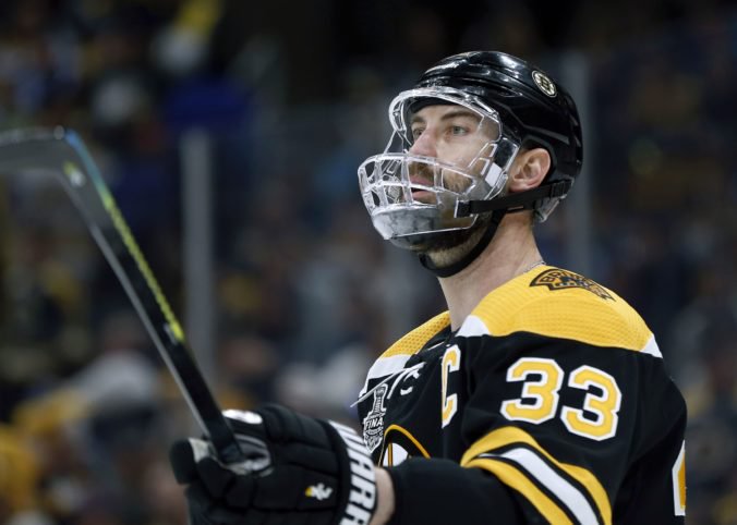 Video: Boston Bruins prehral piate finále NHL, kapitán Chára hral so zlomenou čeľusťou