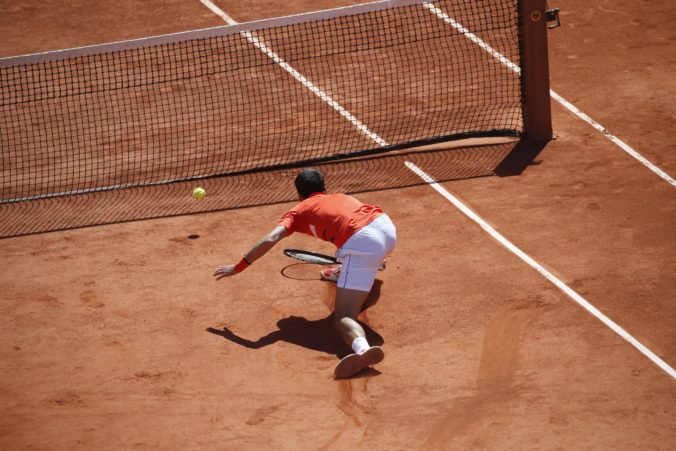 Djokovič nevyzve Nadala vo finále Roland Garros, Thiem ukončil jeho víťaznú sériu na grandslamoch