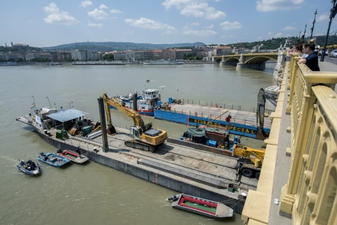 Potopenú loď Hableány vytiahnu z dna Dunaja najskôr v utorok, potápači musia pripevniť laná