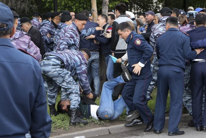 Prezidentské voľby v Kazachstane sprevádzajú nepokoje, zadržali stovky ľudí