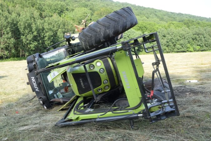 Foto: Mladíka na lúke privalil traktor, záchranári bojovali o jeho život