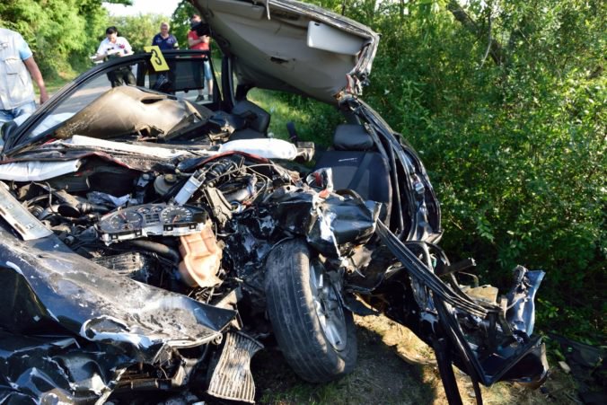 Foto: Z áut po nehode zostal iba šrot, spolujazdca v Audi ratovali leteckí záchranári