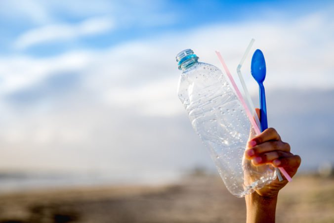 Kanada sa inšpiruje Európskou úniou, zvažuje zákaz používania plastových tašiek aj fliaš