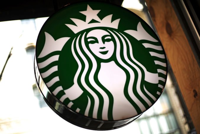 Starbucks zavádza recyklovateľné poháre, pilotný projekt spustí na letisku Gatwick
