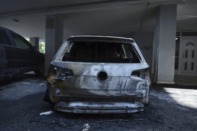 Vandali podpálili dve autá, jedno z nich patrilo diplomatovi z tureckého konzulátu