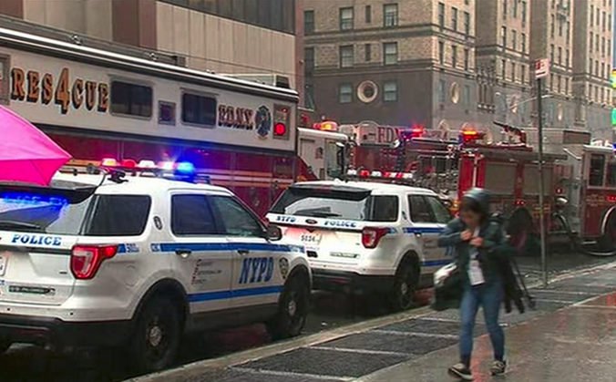 Video: Do budovy v New Yorku vrazil vrtuľník, havária vyvolala požiar
